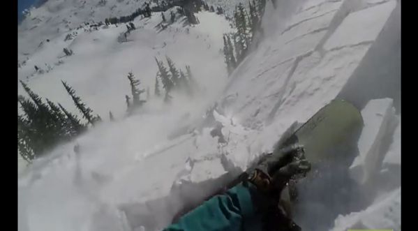Un snowboardeur se filme tout en étant emporté par une avalanche!