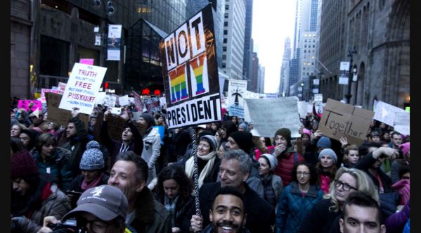 Une manifestation a uni le monde entier contre Trump!