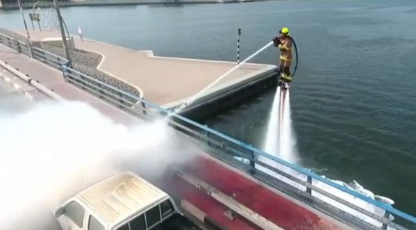 A Dubaï, les pompiers peuvent désormais gérer les incendies en flyboard!
