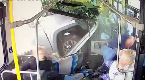 Un accident terrifiant entre un bus et un pick-up entièrement filmé va vous donner froid dans le dos!