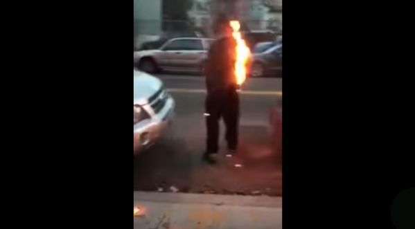Un homme en feu marche tranquillement dans les rues de New York!