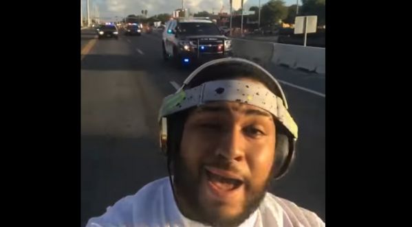 Un homme se filme tranquillement alors qu’il est poursuivi par la police!