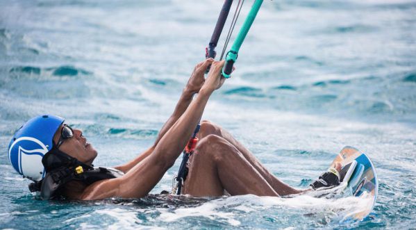 Fini la Maison Blanche, Barack Obama profite et s’essaie au Kite-surf dans les caraïbes!