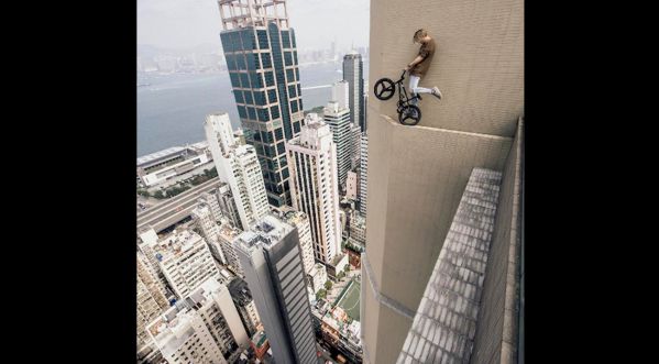 Un jeune homme défie la loi de gravité avec son BMX!