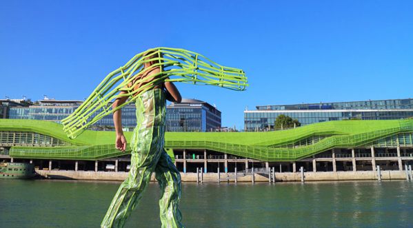 Un artiste français s’inspire de l’architecture pour créer ses costumes…