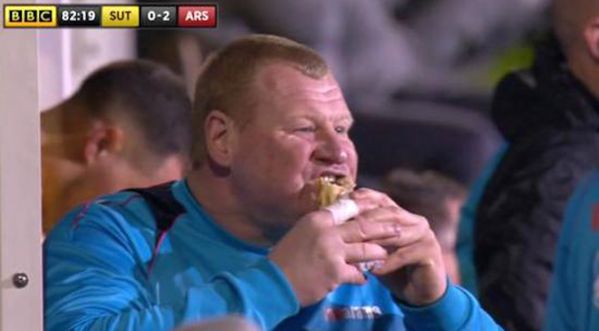 Un gardien de but est surpris entrain de manger sur le banc des remplaçants pendant que son équipe rencontre Arsenal