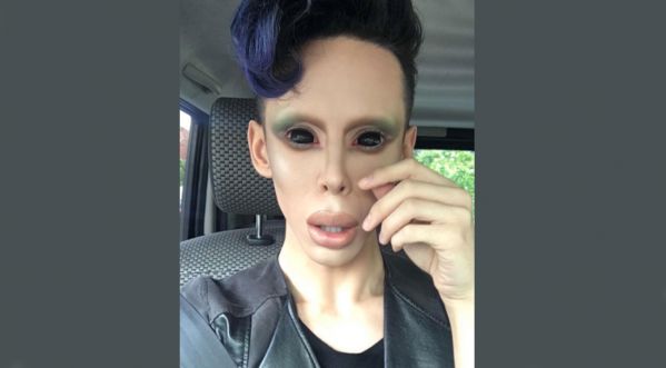 Il dépense plus de 50 000$ pour devenir un Alien !