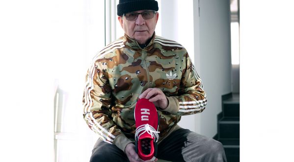 Ce grand-père de 71 ans est devenu célèbre sur internet pour son style