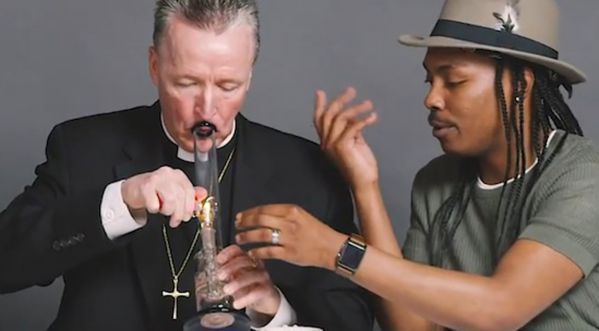 Un prêtre, un rabbin et un homosexuel athée fument de la weed ensemble « en paix »