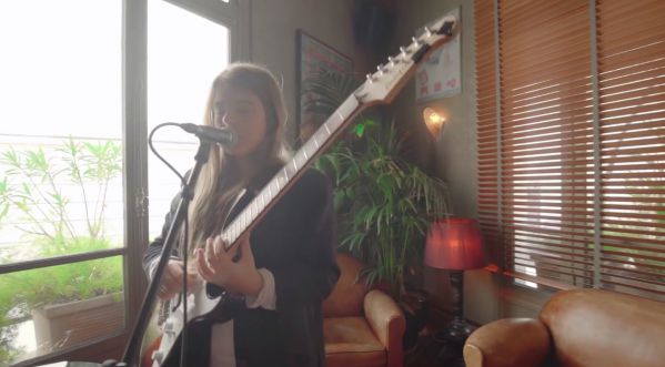 Band & Spot diffuse sa nouvelle session acoustique avec la chanteuse Chine Laroche