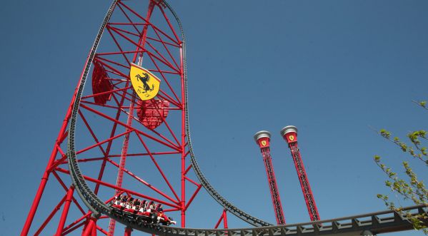 Ferrari Land : il se prend un pigeon à 180 km/h