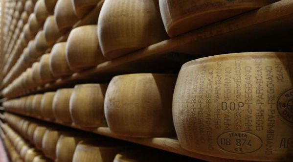 Une banque où les billets sont remplacé par du fromage