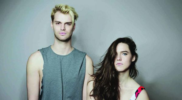 Sofi Tukker : Le duo New-Yorkais qui enflamme tous les festivals actuels