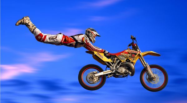 Il fait des figures en moto sur sa copine