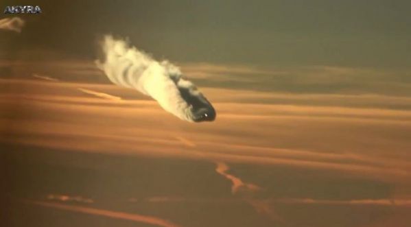 Un boeing 787 Dreamliner parcours le ciel russe en laissant une énorme traînée derrière lui