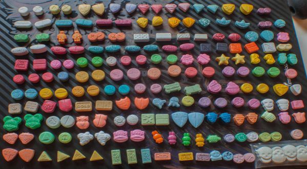 Il laisse son nom et son numéro sur son pochon de MDMA en cas de perte