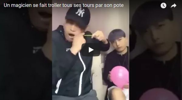 Un magicien se fait troller tous ses tours par son pote