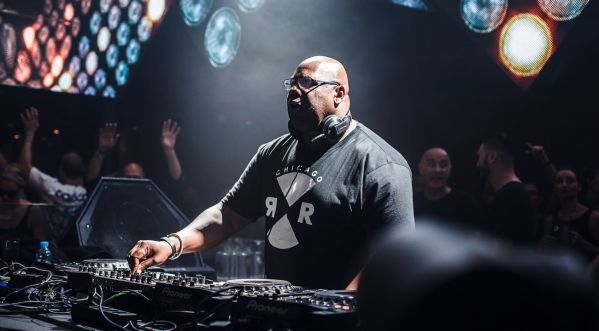 Un documentaire sur la | dure réalité | du métier de DJ