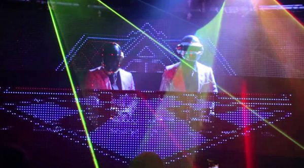 En Afrique, deux Dj’s se faisant passer pour les Daft Punk partent en tournée