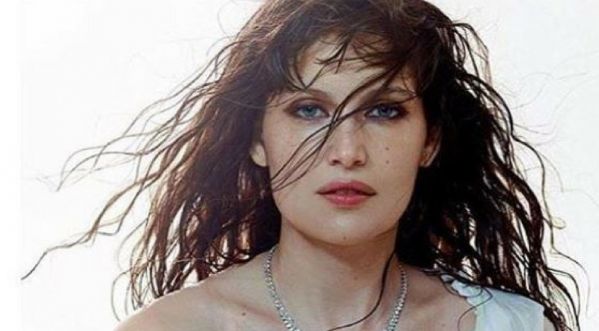 Laeti­tia Casta s’affiche plus sexy que jamais dans une chemise mouillée et transparente