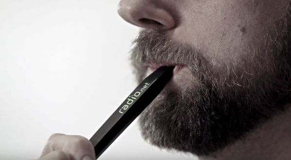 Mettez ce stylo dans votre bouche et écoutez le match discrètement !
