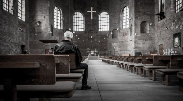Le prêtre qui a giflé le bébé a été suspendu par l’Église !