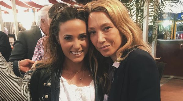 Capucine Anav proche du clan Hallyday ? Elle poste une photo qui fait beaucoup réagir