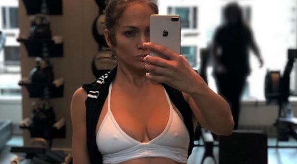 Jennifer Lopez fête ses 49 ans en famille et les bouteilles de champagne sont de la partie !