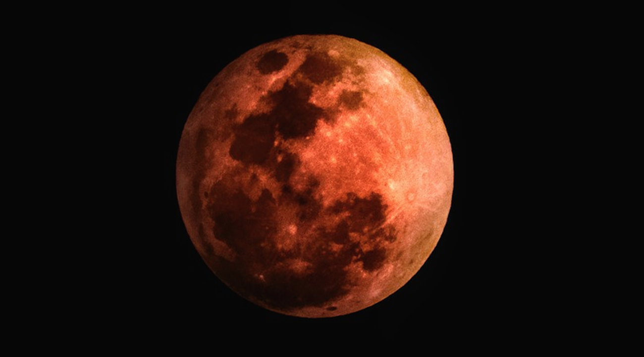 Lune Rouge Une lune rouge dans le ciel français