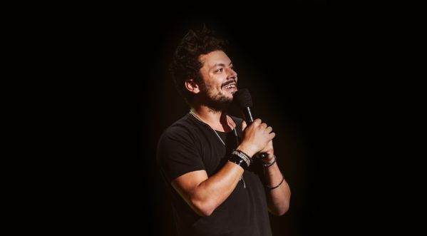 Kev Adams : Il intervient pour aider une fan handicapée !