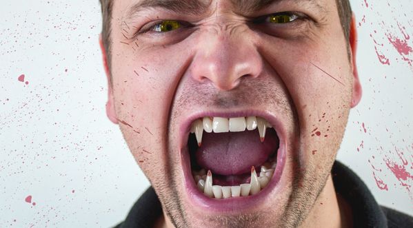 Halloween : Ses dents de vampire restent coincées !