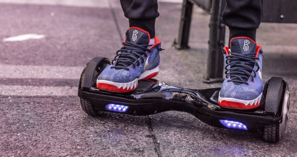 Paris : Un militaire survole la ville en hoverboard ! (vidéo)