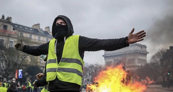 Gilets Jaunes : Une grille du Jardin des Tuileries tombe violemment sur un manifestant ! (Vidéo)