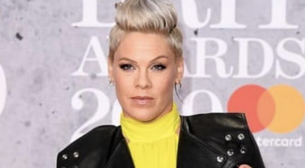 Pink : L’artiste offre un concert unique dans un bar ! (Vidéo)