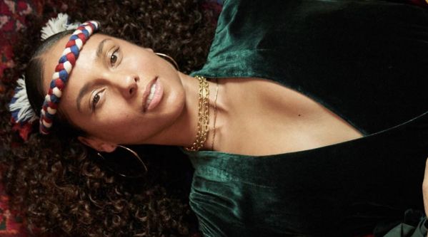 iHeartRadio Music Awards : Alicia Keys interprète Raise a Man…avec son fils !