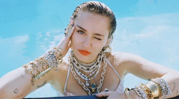 Woodstock 50 : Pour la promotion du festival, Miley Cyrus pose nue ! Woodstock 50 : Pour la promotion du festival, Miley Cyrus pose nue !