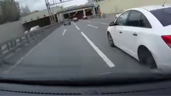Russie : Une voiture perd une roue sur l’autoroute !
