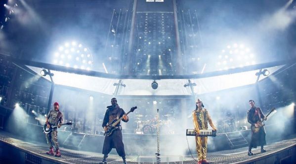 Rammstein : Deux guitaristes s’embrassent pour soutenir les homosexuels