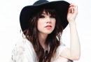 Carly Rae Jepsen en couverture du magazine  » Fashion ».