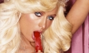 Paris Hilton embrasse une fille !