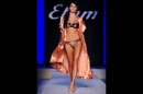 FASHION WEEK: Etam fait ses mannequin défiler en dessous dans Paris!