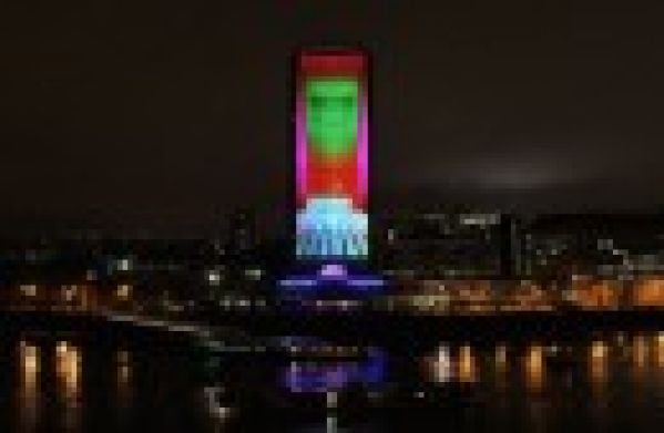 Deadmau5 embrase une tour de Londres pour Nokia