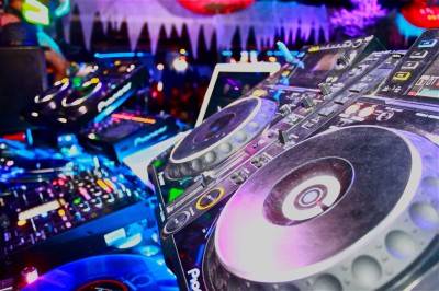 soiree clubbing by dj resident @la place discothèque