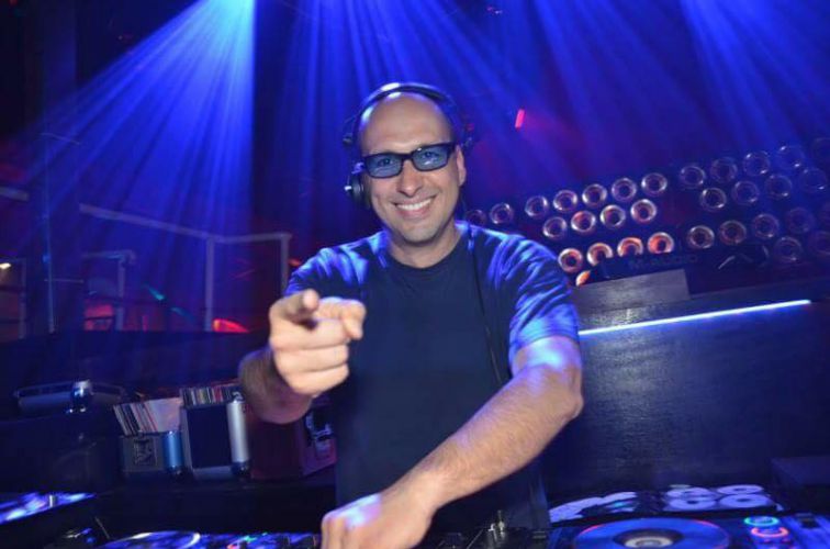 Jacky core prend contrôle de la grande salle