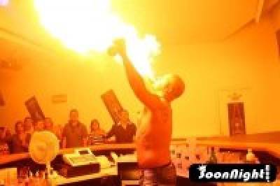 Barman jongleur, percussionniste, saxo, gogos et un max de kdo!!!