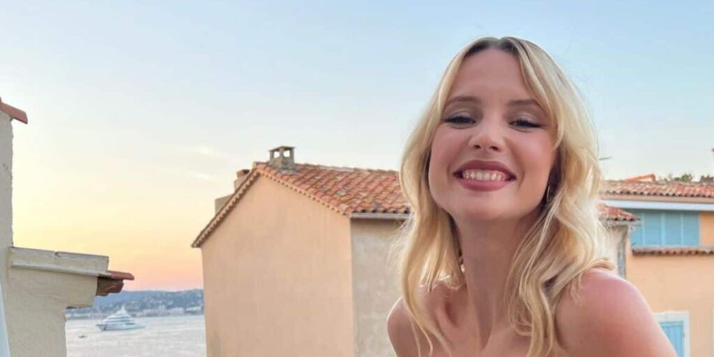 Angèle lance la tendance du soutien-gorge oranges et crée un énorme buzz !