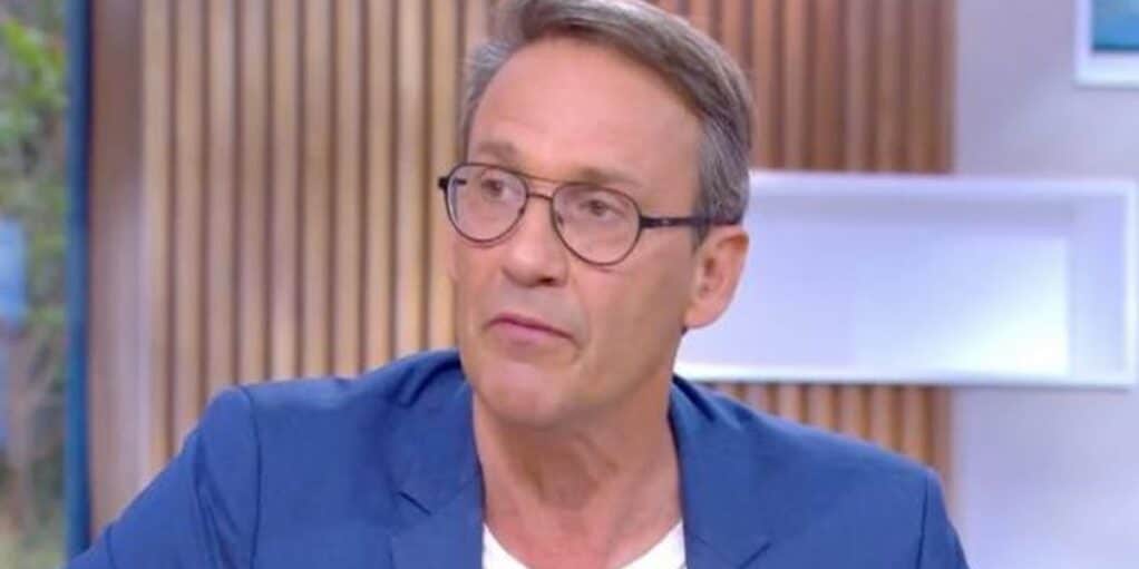 Julien Courbet viré par mail, l'animateur est sous le choc !
