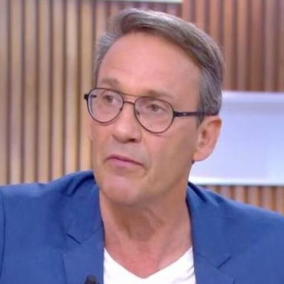 Julien Courbet viré par mail, l'animateur est sous le choc !