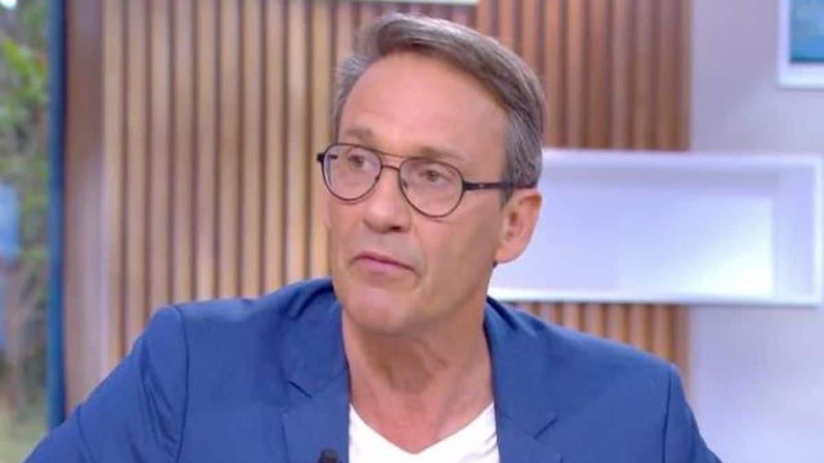 Julien Courbet viré par mail, l'animateur est sous le choc !