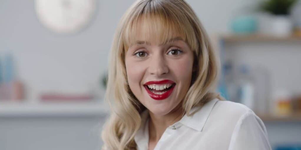 Angèle en mode Barbie casse Instagram avec sa tenue toute rose !